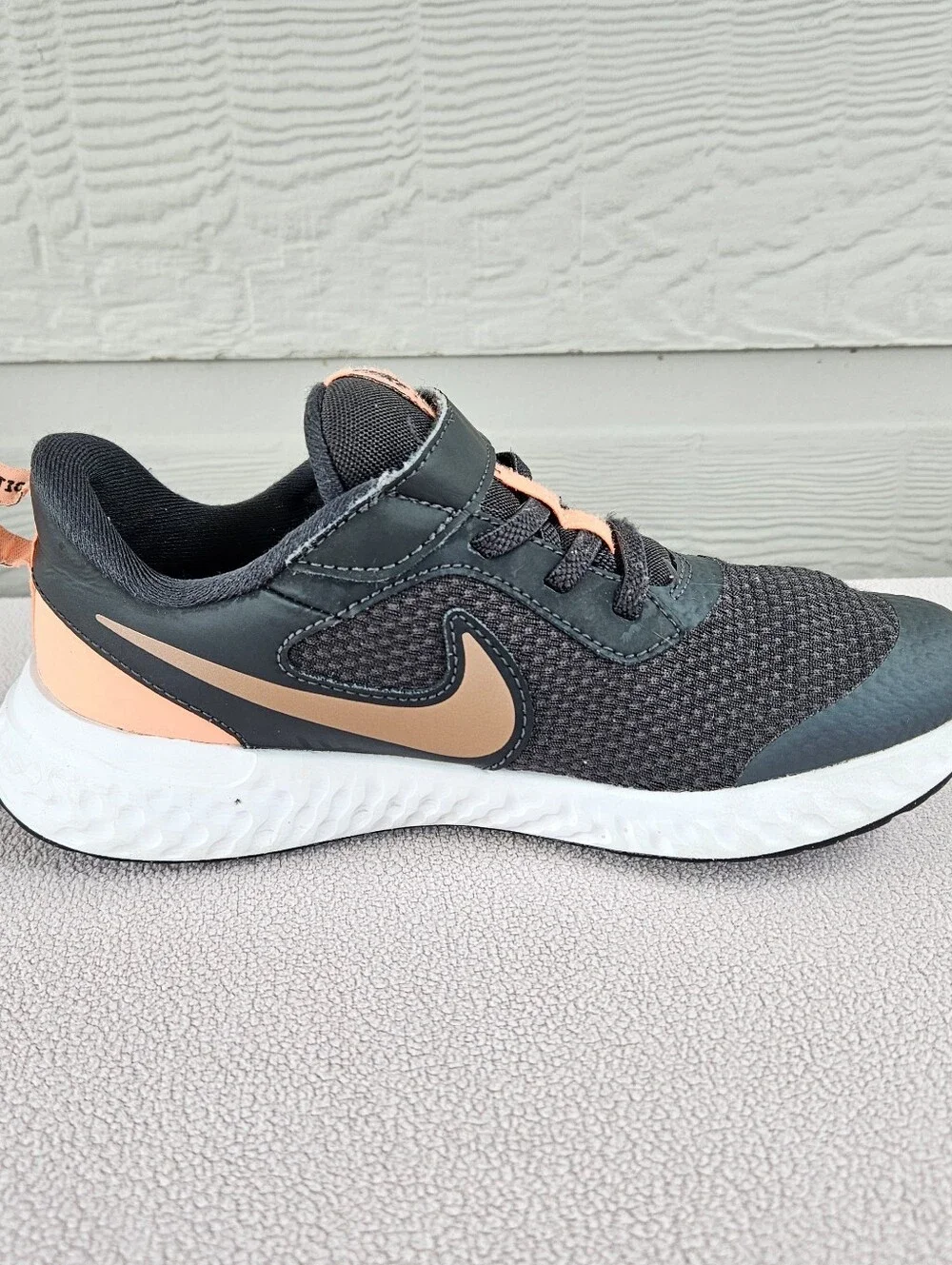 Nike Revolution 5 Hook & Loop Low Top Sneaker SZ 2Y Black Atomic Pink BQ5672-012